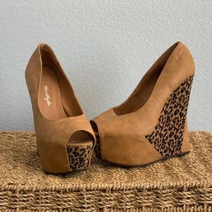 Tan and leopard print wedges 7